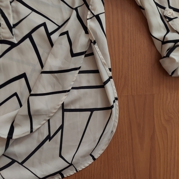 Forever 21 popover blouse black white geometric print roll tab sleeves Sz small - Picture 4 of 8